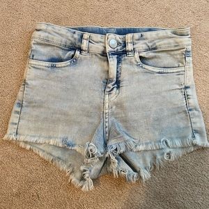 Tight distressed light washed jeans shorts!